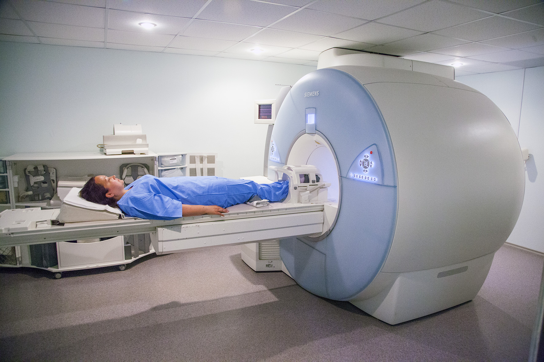 Магнитно резонансная томография как делают. Магнито-резонансная томография. Магнито-резонансный томограф. Томограф для конечностей. Компьютерная томография позвоночника.